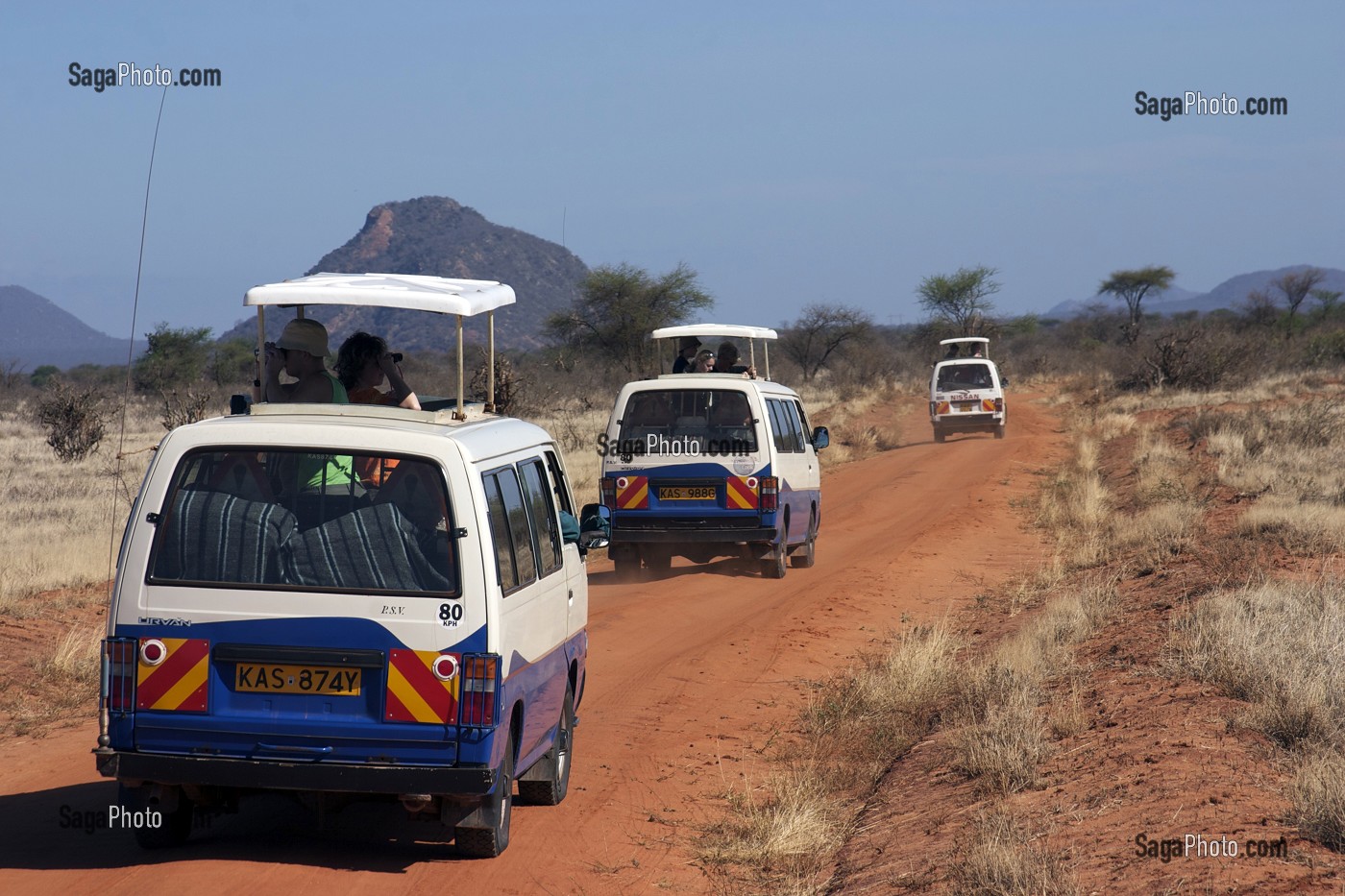 SAFARI DANS LE PARC NATIONAL DU TSAVO EST, RESERVE, PARC NATIONAL, ELEPHANT, TOURISTES, KENYA, AFRIQUE 