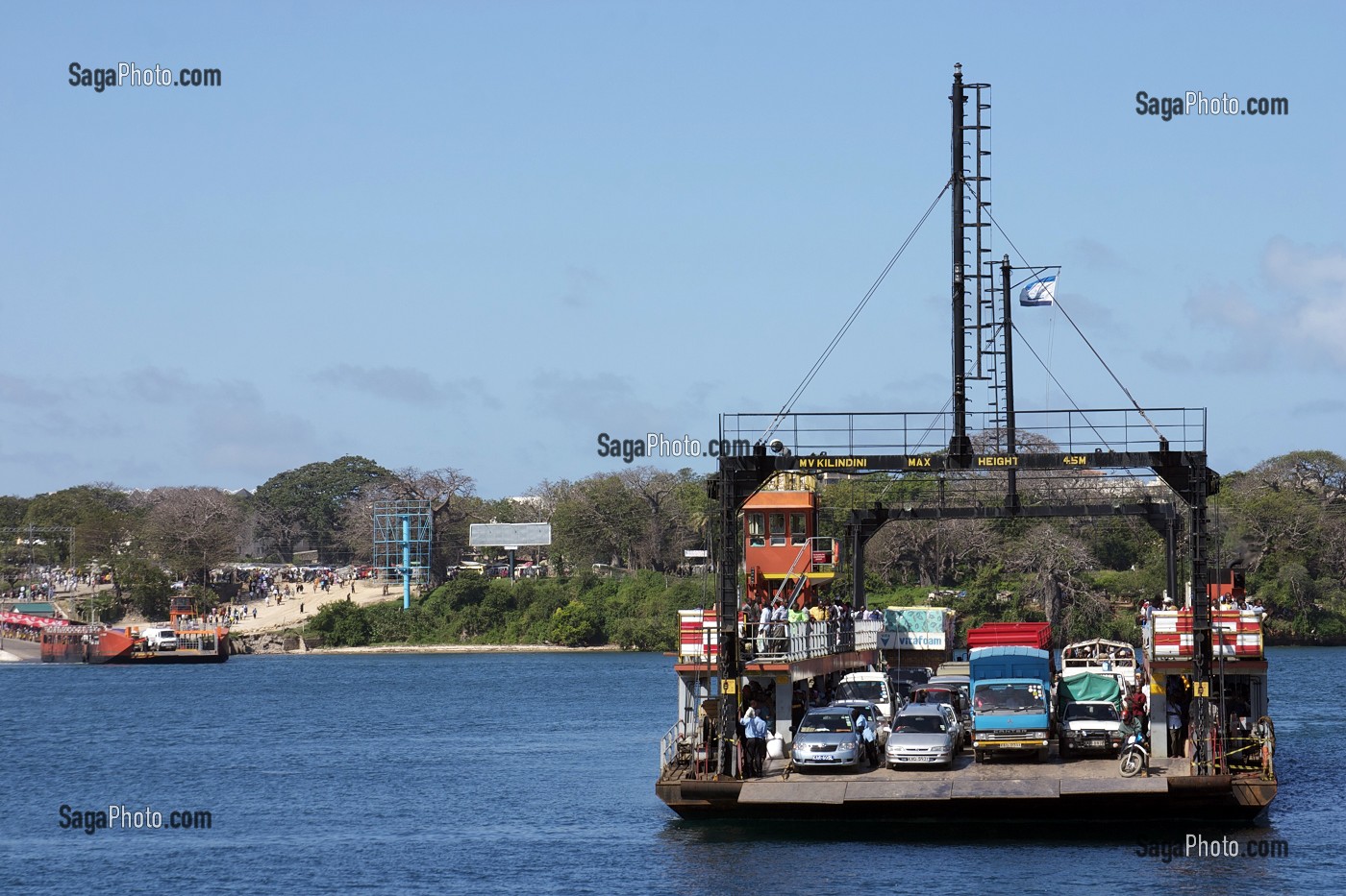 BAC EFFECTUANT UNE TRAVERSEE A MOMBASA, MOMBASA, KENYA, AFRIQUE 