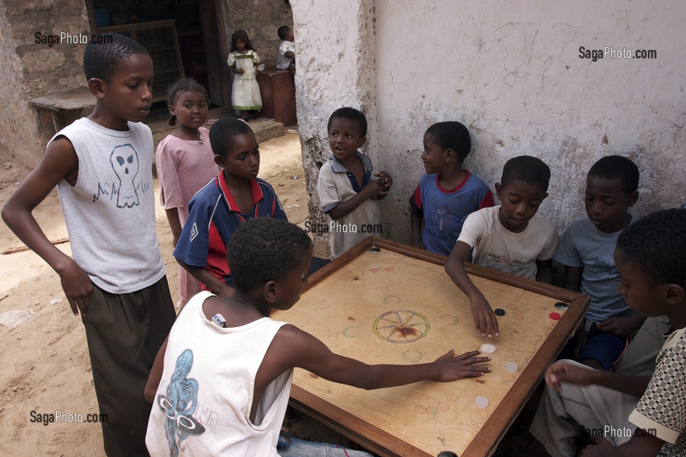 ENFANTS JOUANT DANS UNE RUE DE LAMU, ILE, ILE DE LAMU, KENYA, AFRIQUE 