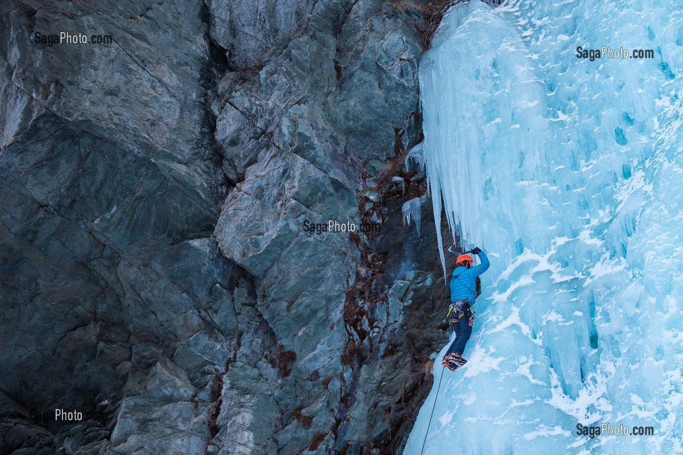 ALPINISTE EN HAUTE MONTAGNE, VAL DE COGNE, ITALIE, EUROPE 