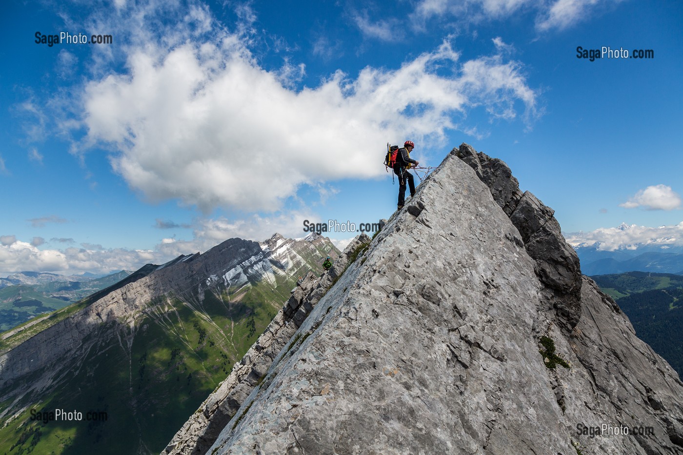ALPINISTE AU SOMMET DE LA POINTE DE LA BLONNIERE, CHAINES DES ARAVIS, HAUTE-SAVOIE 