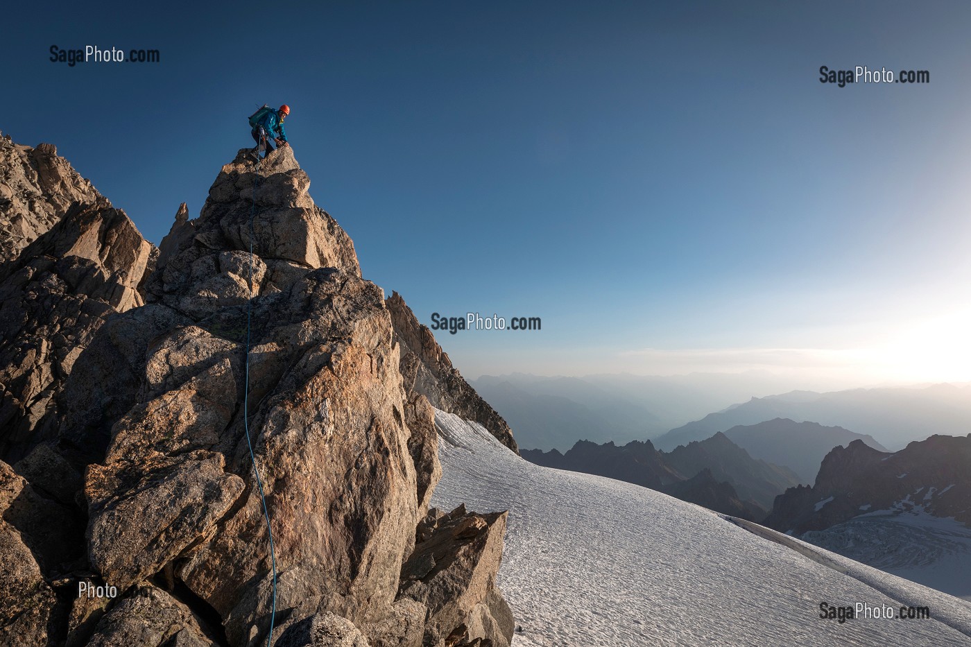 GUIDE DE HAUTE MONTAGNE AU SOMMET D'UN EPERON ROCHEUX SUR L'AIGUILLE DU TOUR, MASSIF DU MONT-BLANC, CHAMONIX-MONT-BLANC, HAUTE-SAVOIE (74), AUVERGNE-RHONE-ALPES, FRANCE 