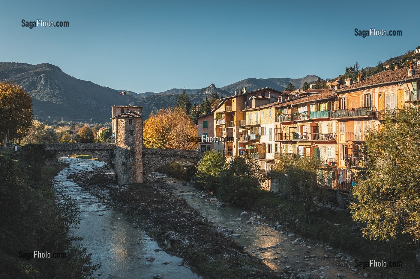 VUE SUR SOSPEL ET SES HABITATIONS, LA RIVIERE BEVERA ET LE PONT VIEUX, SOSPEL, ALPES-MARITIMES (06), PROVENCE-ALPES-COTE D'AZUR, FRANCE 