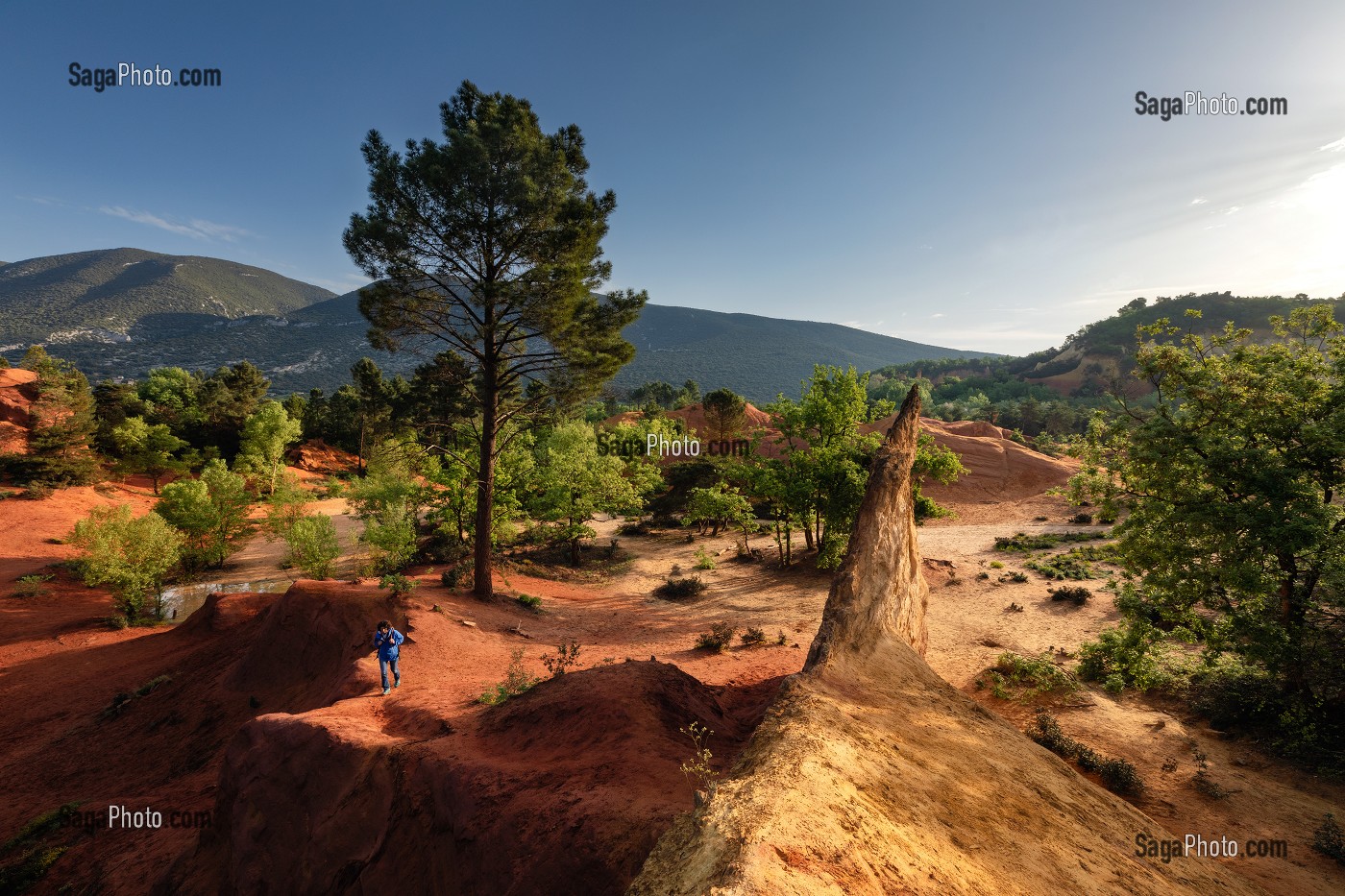 RANDONNEE AU MILIEU DES FALAISES OCRES DU COLORADO PROVENCAL, RUSTREL, VAUCLUSE (84), PROVENCE-ALPES-COTE D'AZUR, FRANCE 