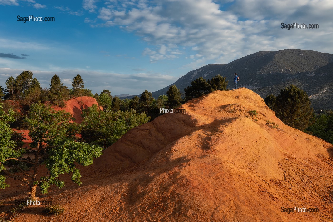 RANDONNEE AU MILIEU DES FALAISES OCRES DU COLORADO PROVENCAL, RUSTREL, VAUCLUSE (84), PROVENCE-ALPES-COTE D'AZUR, FRANCE 