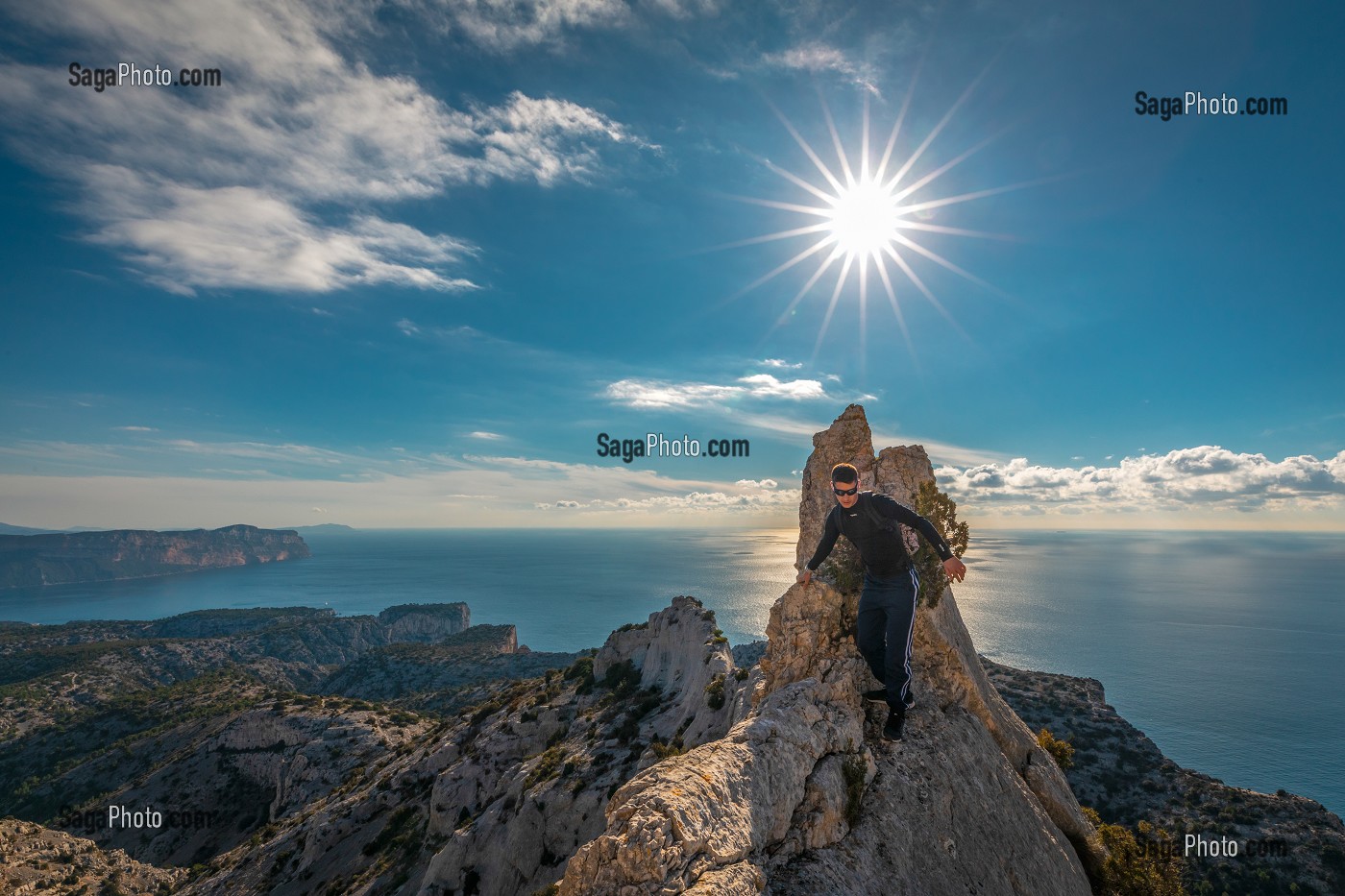 RANDONNEUR SUR UNE ARETE ROCHEUSE, MER ET CALANQUES EN ARRIERE-PLAN, MARSEILLE, BOUCHES-DU-RHONE (13), PROVENCE-ALPES-COTE D'AZUR, FRANCE 