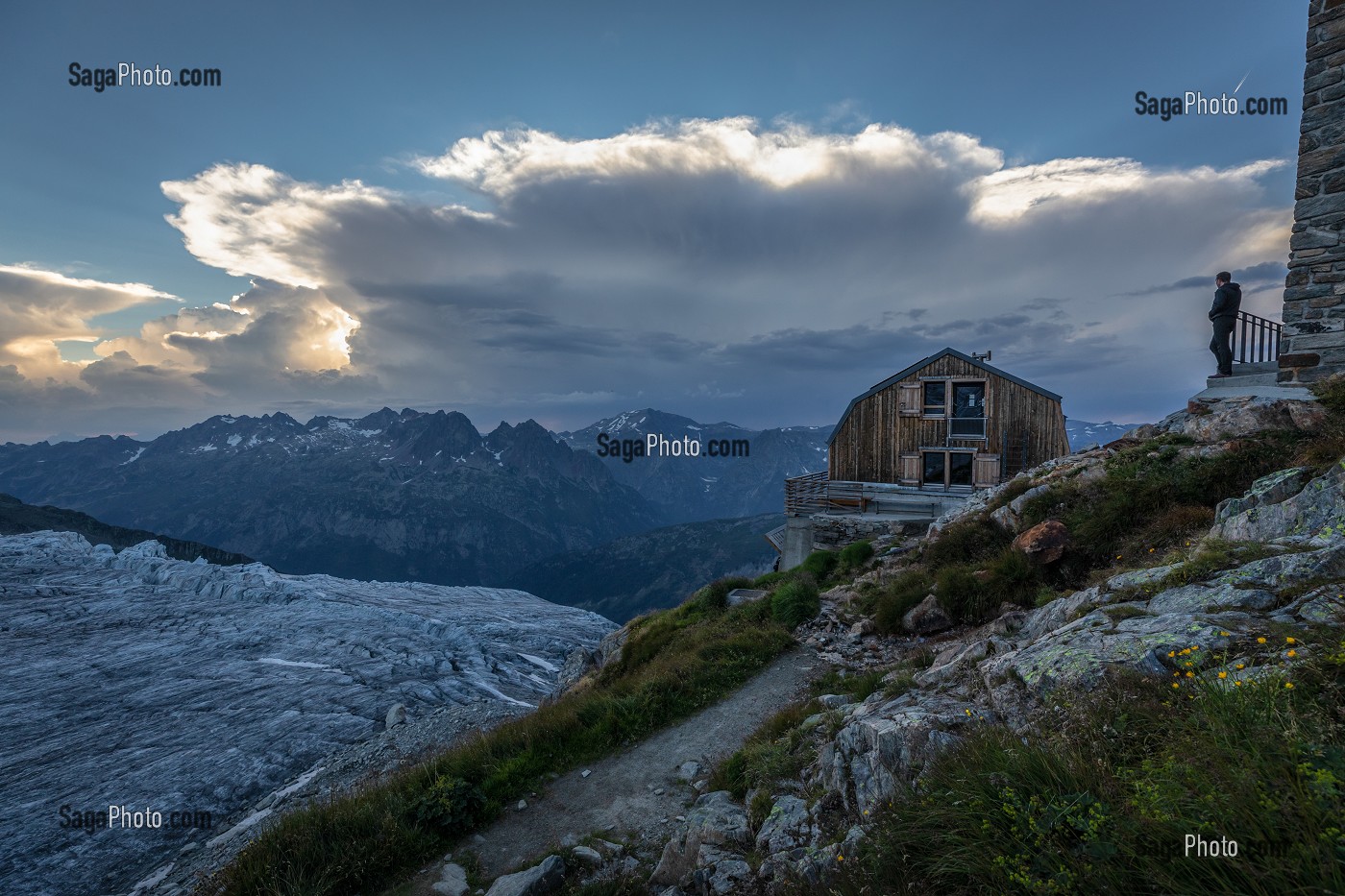 RANDONNEUR SE REPOSANT AU REFUGE ALBERT 1ER PENDANT UNE SOIREE ORAGEUSE, MASSIF DU MONT-BLANC, CHAMONIX-MONT-BLANC, HAUTE-SAVOIE (74), AUVERGNE-RHONE-ALPES, FRANCE 