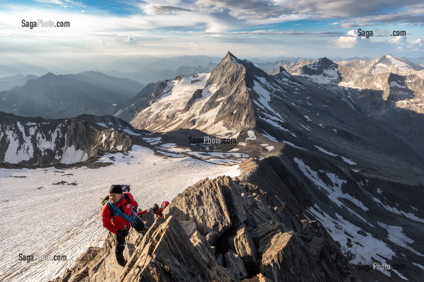 GUIDE DE HAUTE MONTAGNE EMMENANT SON CLIENT SUR L'ARETE DU WEISSMIES, ALPES, SAAS ALMAGELL, VALAIS, SUISSE 
