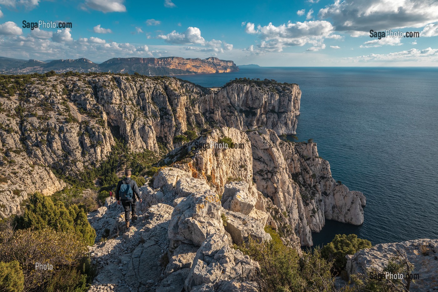 RANDONNEUR AU BORD DE FALAISES SURPLOMBANT LES CALANQUES ET LA MER MEDITERRANEE, FALAISES DE DEVENSON, MARSEILLE, BOUCHES-DU-RHONE (13), PROVENCE-ALPES-COTE D'AZUR, FRANCE 