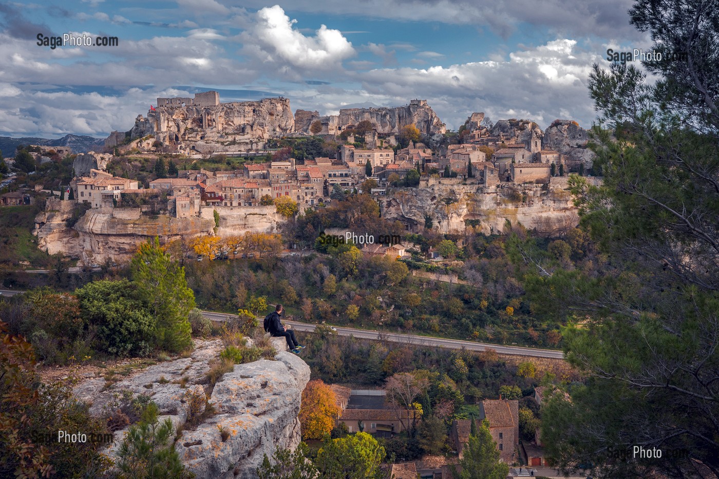 PROMENEUR CONTEMPLANT LE VILLAGE MEDIEVAL DES BAUX-DE-PROVENCE, BOUCHES-DU-RHONE (13), PROVENCE-ALPES-COTE D'AZUR, FRANCE 