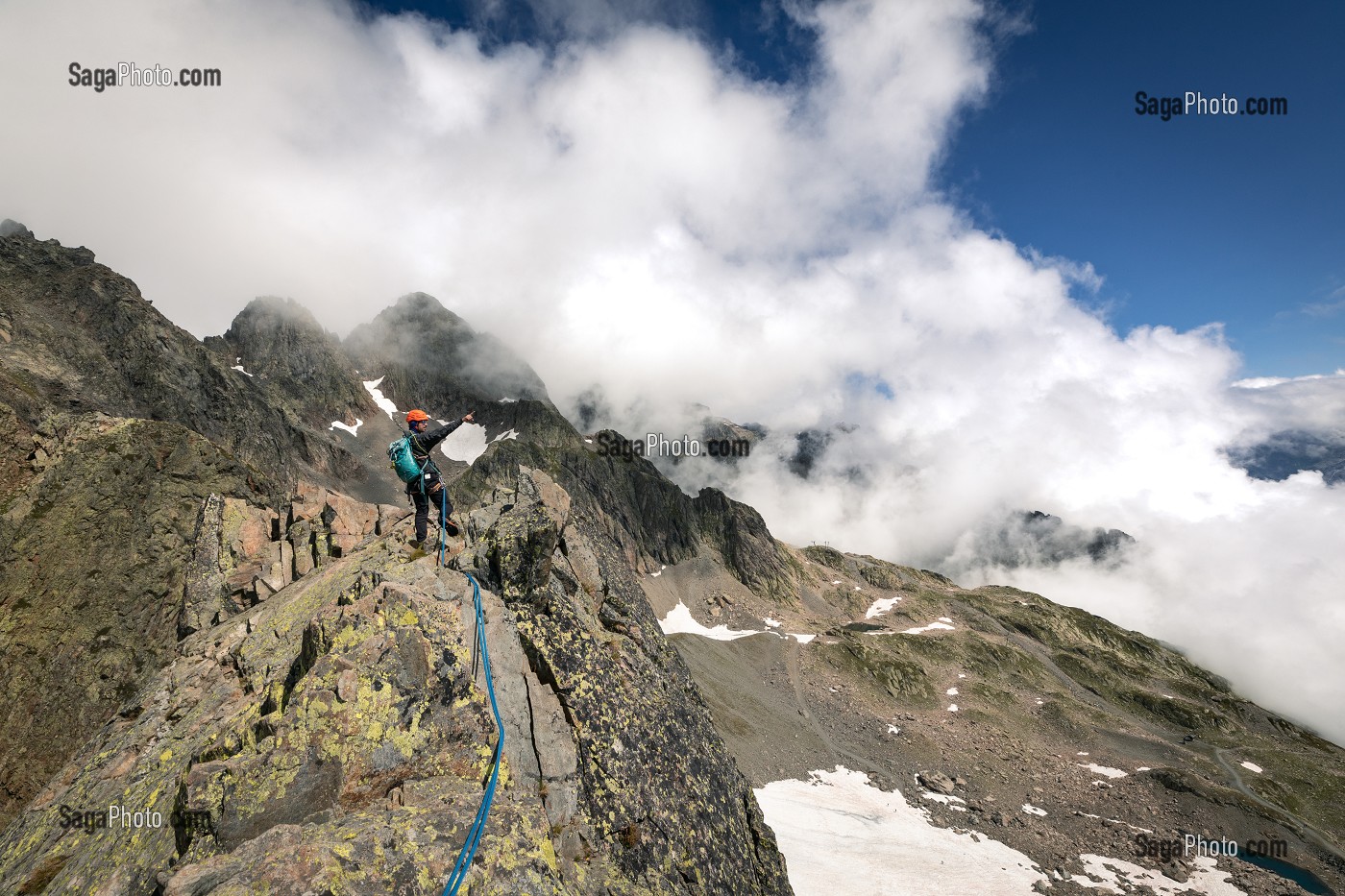 GUIDE DE HAUTE MONTAGNE ENCORDE AU SOMMET DE L'AIGUILLE DE L'INDEX, MASSIF DES AIGUILLES ROUGES, CHAMONIX-MONT-BLANC, HAUTE-SAVOIE (74), AUVERGNE-RHONE-ALPES, FRANCE 