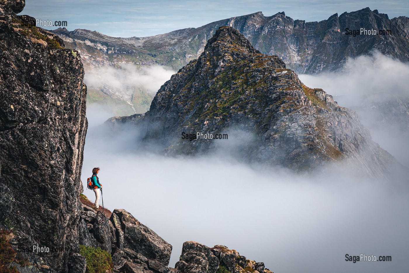 RANDONNEUSE CONTEMPLANT DES MONTAGNES EMERGEANT D'UNE MER DE NUAGES, MONT HESTEN, FJORDGARD, SENJA, NORVEGE 