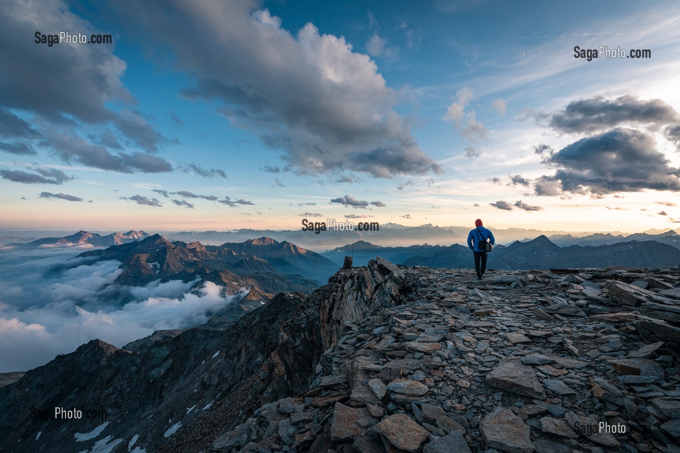 ALPINISTE SE PROMENANT AU COUCHER DU SOLEIL PRES DU REFUGE QUINTINO SELLA, MASSIF DU MONT-ROSE, GRESSONEY-LA-TRINITE, VAL D'AOSTE, ITALIE 