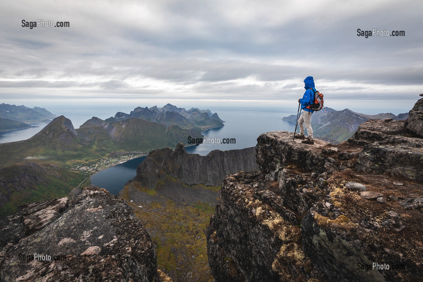 RANDONNEUSE SUR UN PROMONTOIRE AU SOMMET DU GRYTETIPPEN AU DESSUS DES FJORDS ET DES MONTAGNES DE L'ILE DE SENJA, NORVEGE 