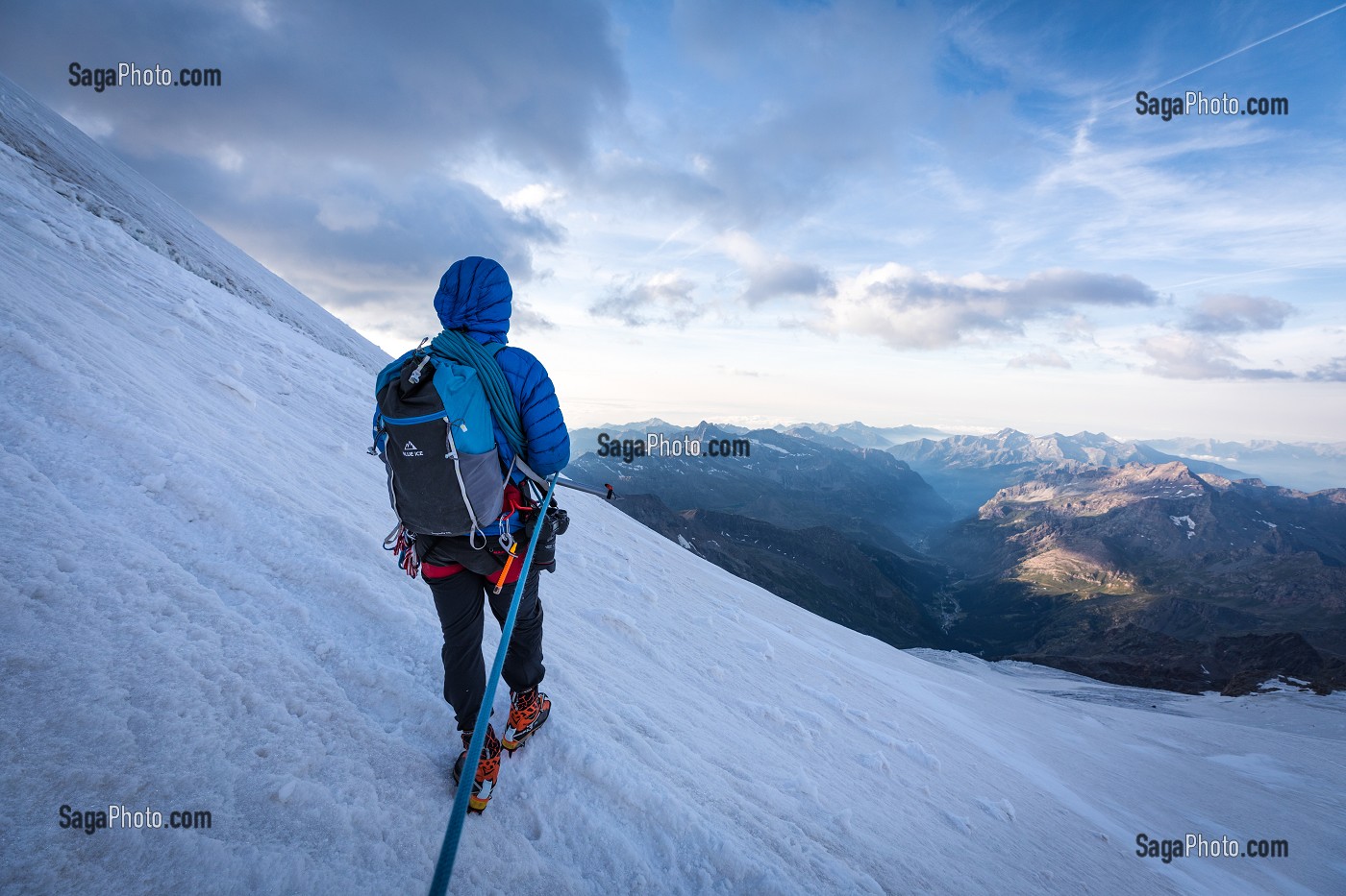 GUIDE MENANT SA CORDEE AU LEVER DU SOLEIL SUR UNE PENTE DE GLACE MENANT AU CASTOR, MASSIF DU MONT-ROSE, GRESSONEY-LA-TRINITE, VAL D'AOSTE, ITALIE 