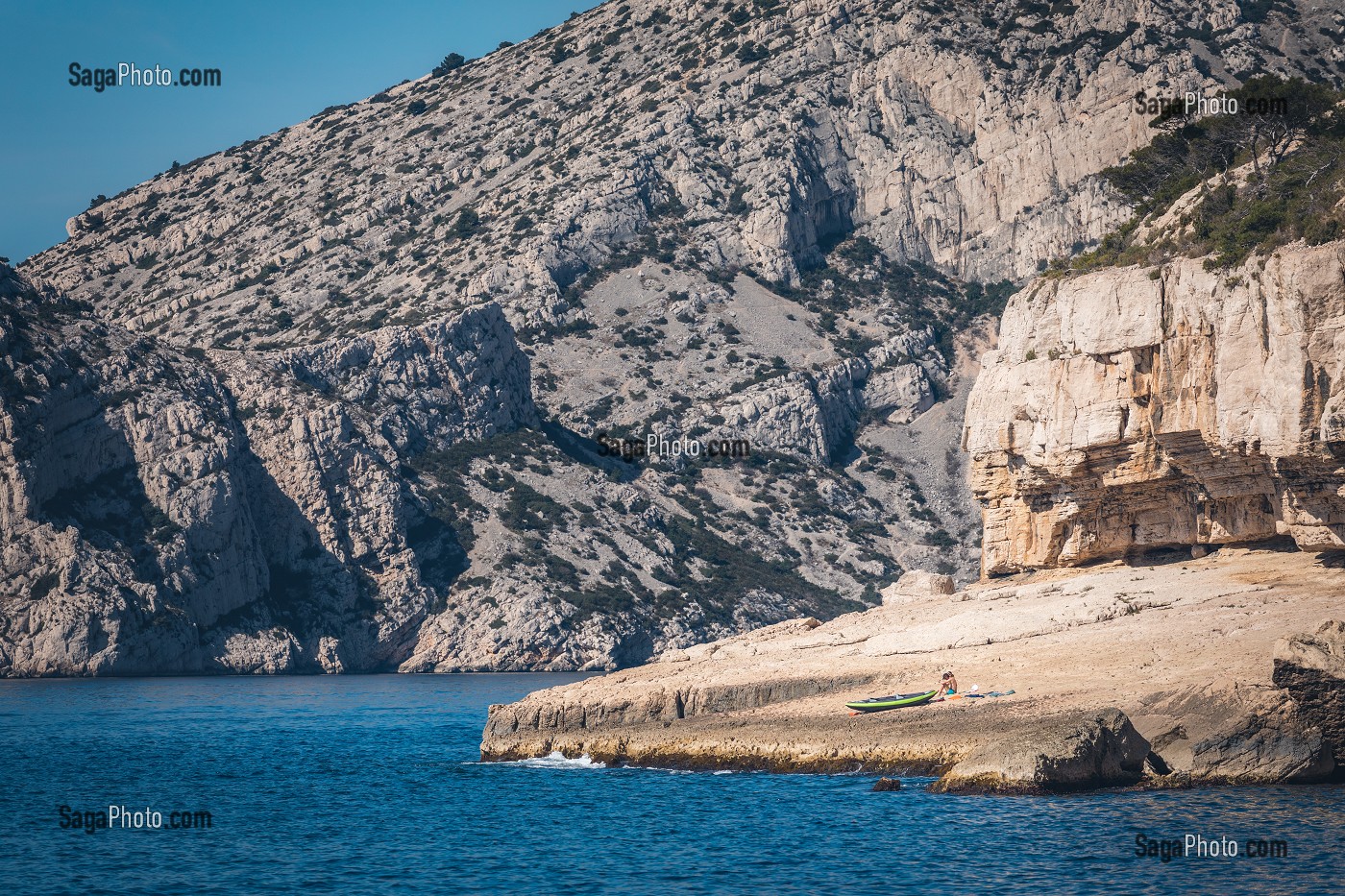 PROMENEURS EN CANOE SE REPOSANT SUR LA PLAGE DE LA CALANQUE DE LA LEQUE, PARC NATIONAL DES CALANQUES, MARSEILLE, BOUCHES-DU-RHONE (13), PROVENCE-ALPES-COTE D'AZUR, FRANCE 