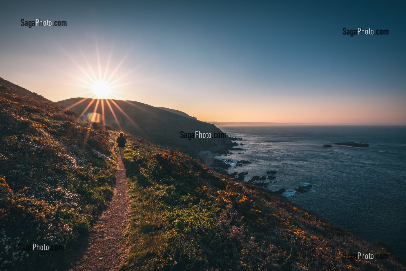 PROMENEUSE EN BORD DE MER AU LEVER DU SOLEIL, NEZ DE JOBOURG, LA HAGUE, MANCHE (50), NORMANDIE, FRANCE 