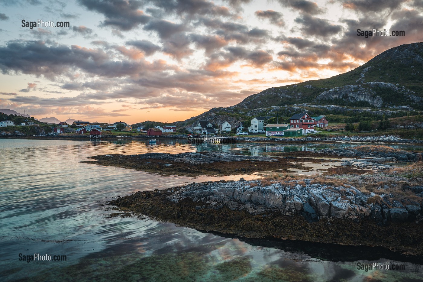 VILLAGE COTIER ET SES MAISONS COLOREES AU COUCHER DU SOLEIL, SOMMAROY, ILE DE KVALOYA, TROMSO, NORVEGE 