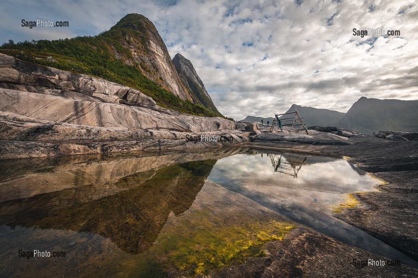 SECHOIR A POISSONS TRADITIONNEL AU PIED D'UNE MONTAGNE, TUNGENESET, SENJA, NORVEGE 