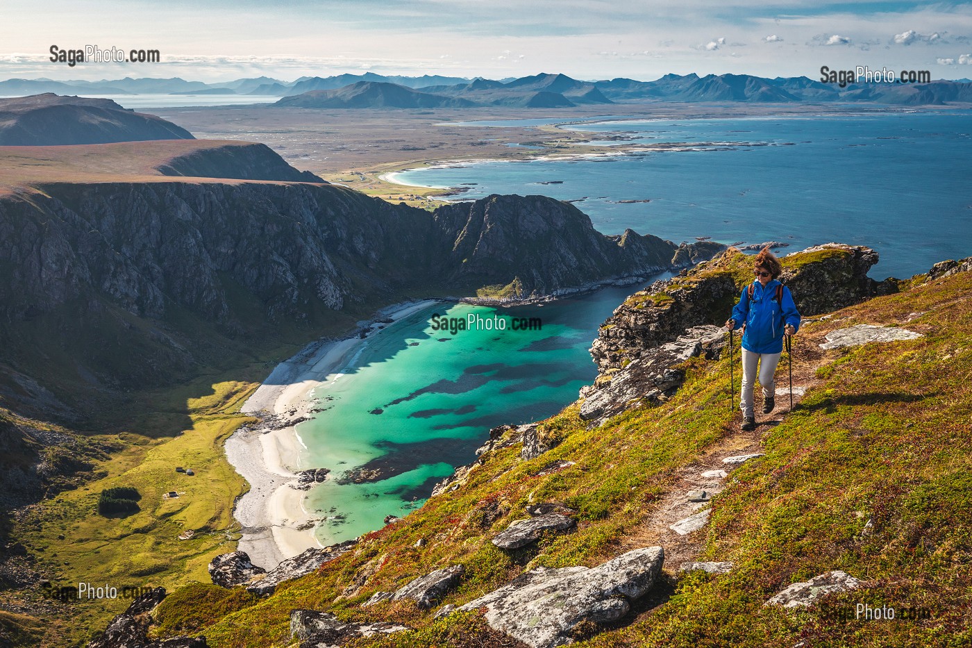 RANDONNEUSE AU SOMMET DU MONT MATIND AU DESSUS DES PLAGES DE SABLE BLANC ET DES EAUX TURQUOISES DE L'ILE D'ANDOYA, NORVEGE 