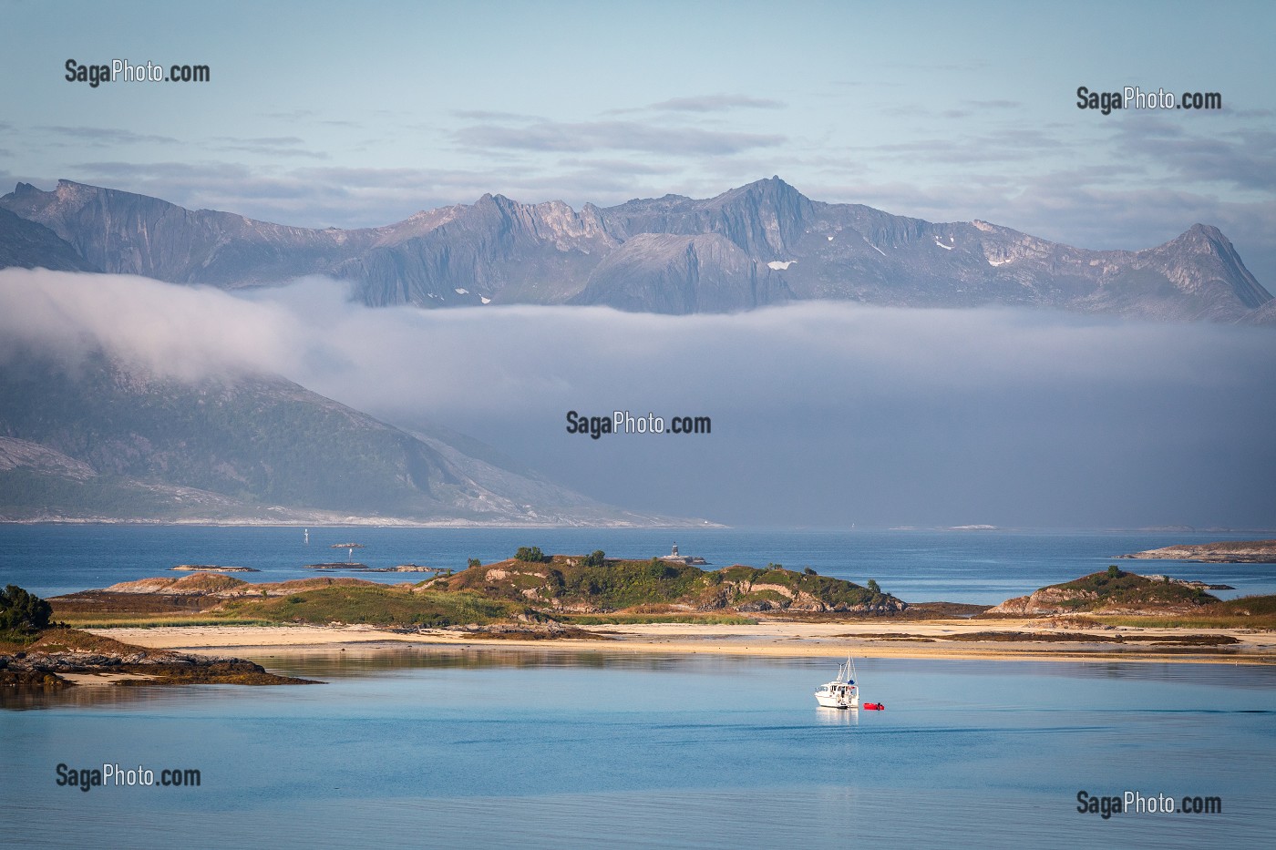 BATEAU ANCRE AU BORD D'UNE PLAGE ENTOUREE DE MONTAGNES, SOMMAROY, ILE DE KVALOYA, TROMSO, NORVEGE 