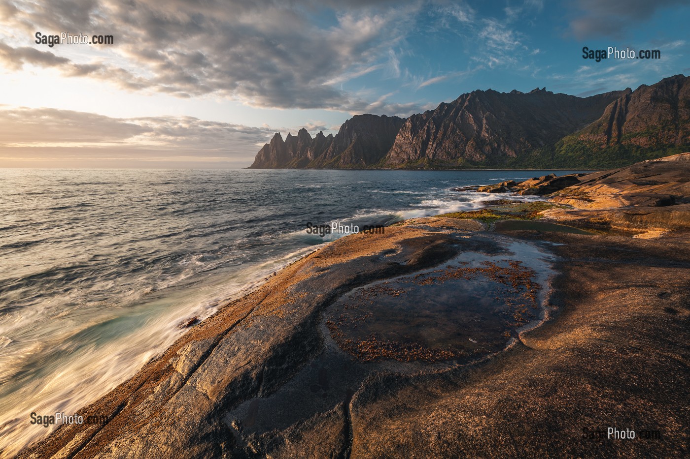 FLAQUE D'EAU DE MER ET FJORD AU COUCHER DU SOLEIL, TUNGENESET, SENJA, NORVEGE 