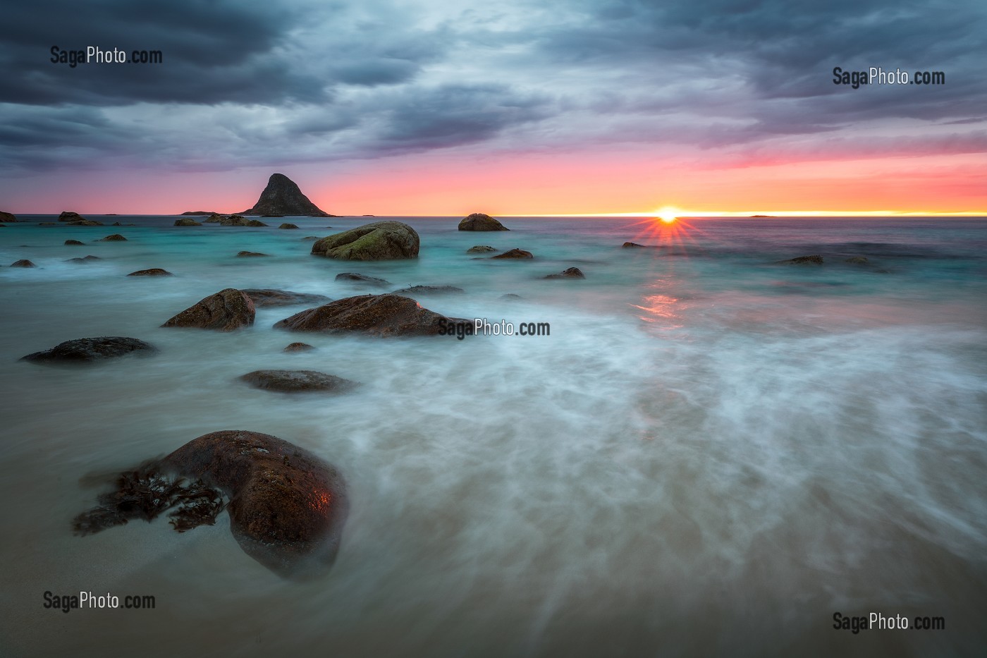 ROCHERS ET SABLE BLANC SUR LA PLAGE DU VILLAGE DE BLEIK AU COUCHER DU SOLEIL, ANDOYA, NORVEGE 