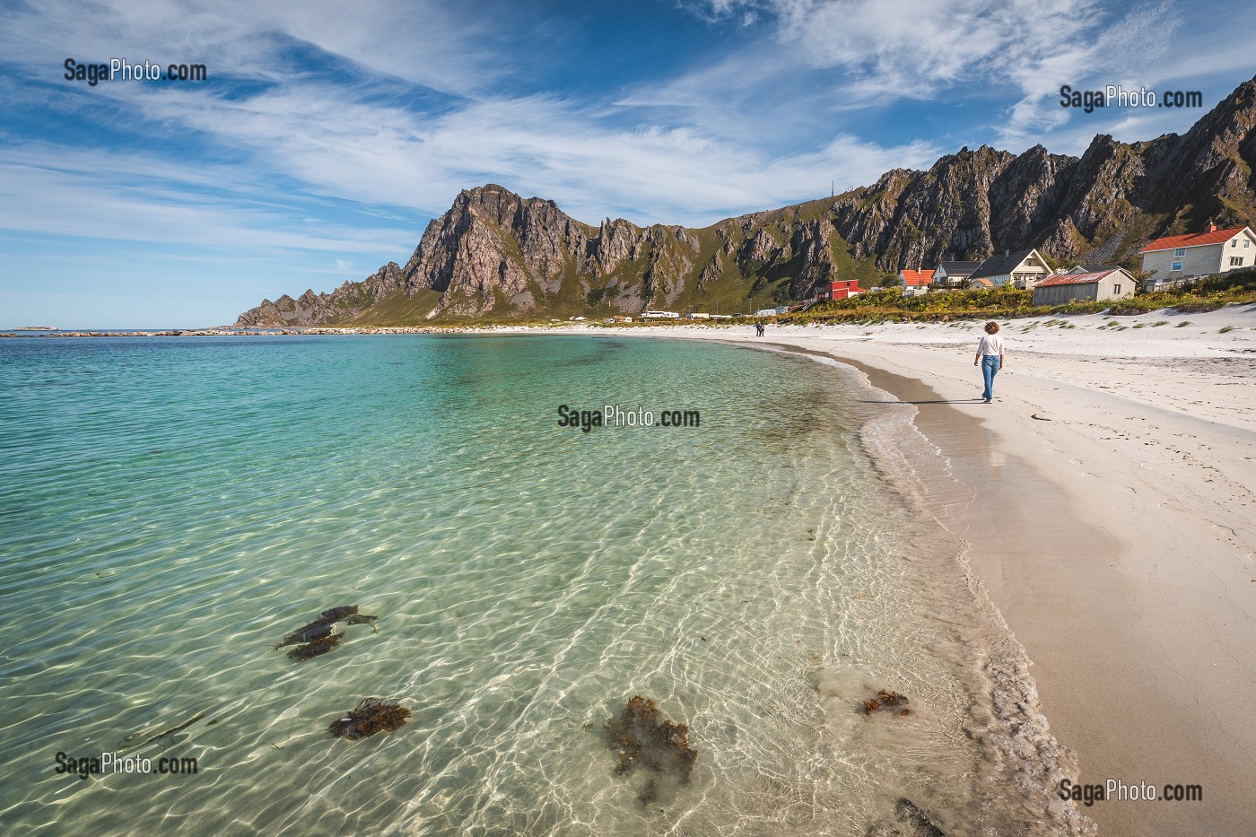 PLAGE DE SABLE BLANC ET EAU TURQUOISE DU VILLAGE DE BLEIK, ANDOYA, NORVEGE 