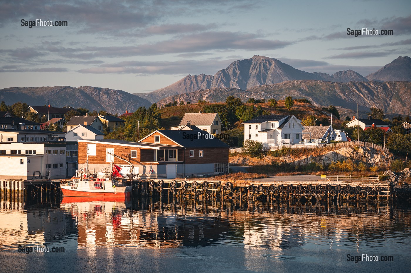 VILLE COTIERE ET SON PORT AU COUCHER DU SOLEIL, SOMMAROY, ILE DE KVALOYA, TROMSO, NORVEGE 