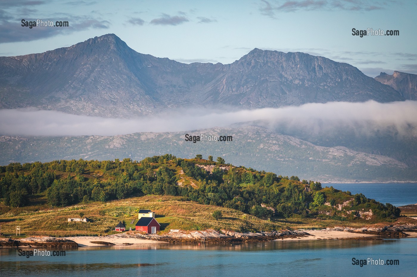 MAISONS ISOLEES SUR UNE ILE AU MILIEU D'UN FJORD, SOMMAROY, ILE DE KVALOYA, TROMSO, NORVEGE 