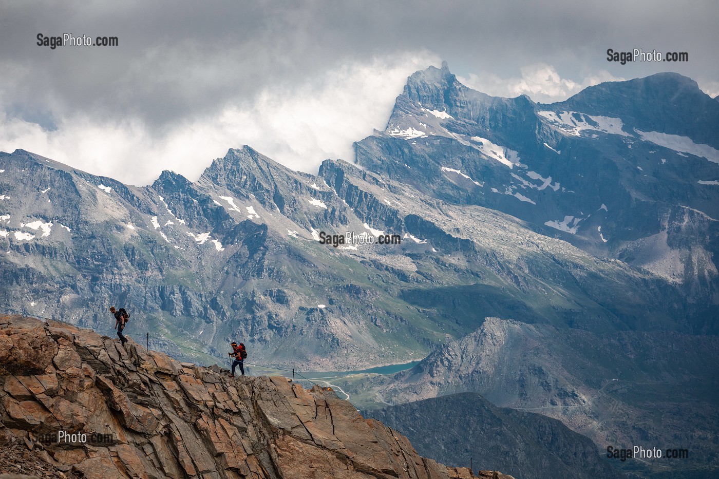 ALPINISTES SUR L'ARETE MENANT AU REFUGE QUITINO SELLA, MASSIF DU MONT-ROSE, GRESSONEY-LA-TRINITE, VAL D'AOSTE, ITALIE 