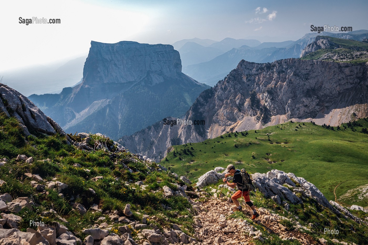 RANDONNEUR SUR LE CHEMIN DU GRAND VEYMONT, MONT AIGUILLE EN ARRIERE-PLAN, GRESSE-EN-VERCORS, ISERE (38), AUVERGNE-RHONE-ALPES, FRANCE 