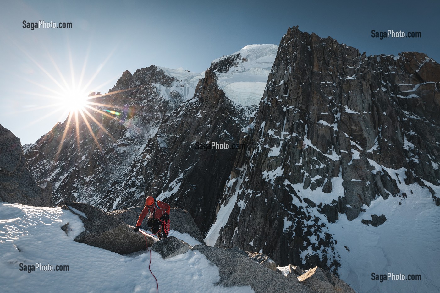 GUIDE SUR L'ARETE DES POINTES LACHENAL AU PIED DES SERACS DU MONT-BLANC DU TACUL, MASSIF DU MONT-BLANC, CHAMONIX-MONT-BLANC, HAUTE-SAVOIE (74), FRANCE 