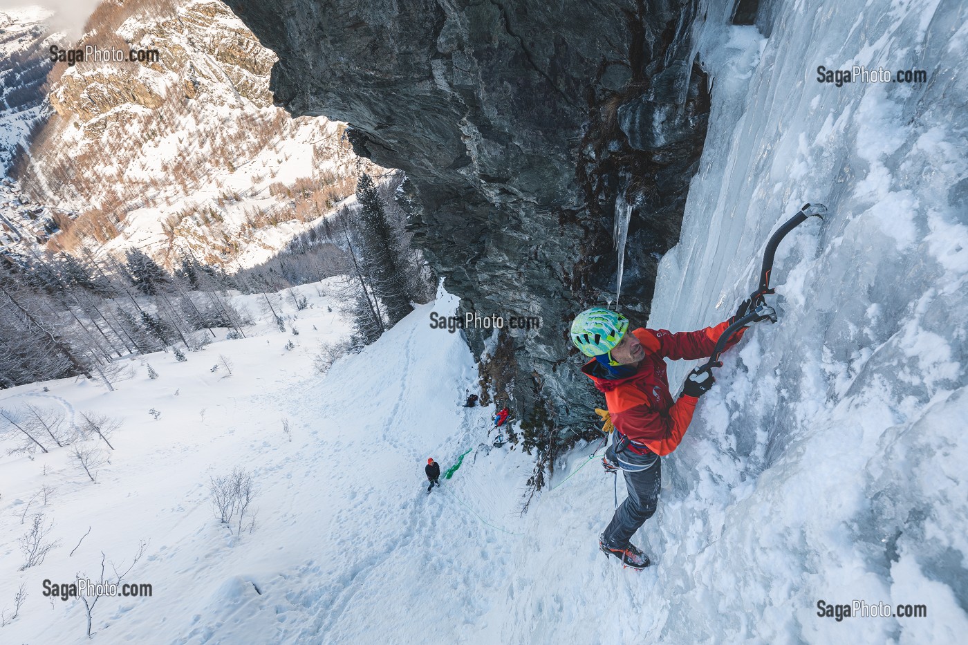 GUIDE SUR LA CASCADE DE GLACE ELOI DANS UN PAYSAGE ENNEIGE, COGNE, VAL D'AOSTE, ITALIE 