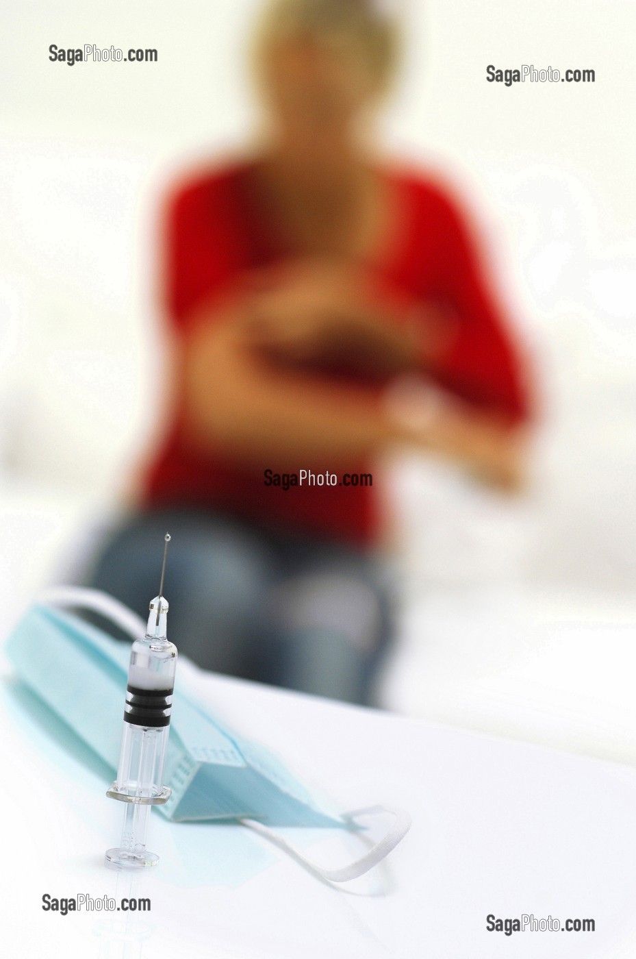 FEMME SE PREPARANT POUR UN VACCIN, VACCINATION CONTRE LE VIRUS H1N1 OU LA GRIPPE A 