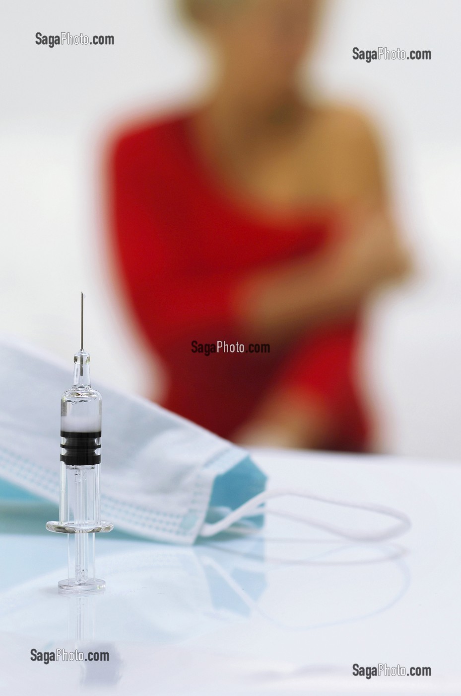 FEMME SE PREPARANT POUR UN VACCIN, VACCINATION CONTRE LE VIRUS H1N1 OU LA GRIPPE A 