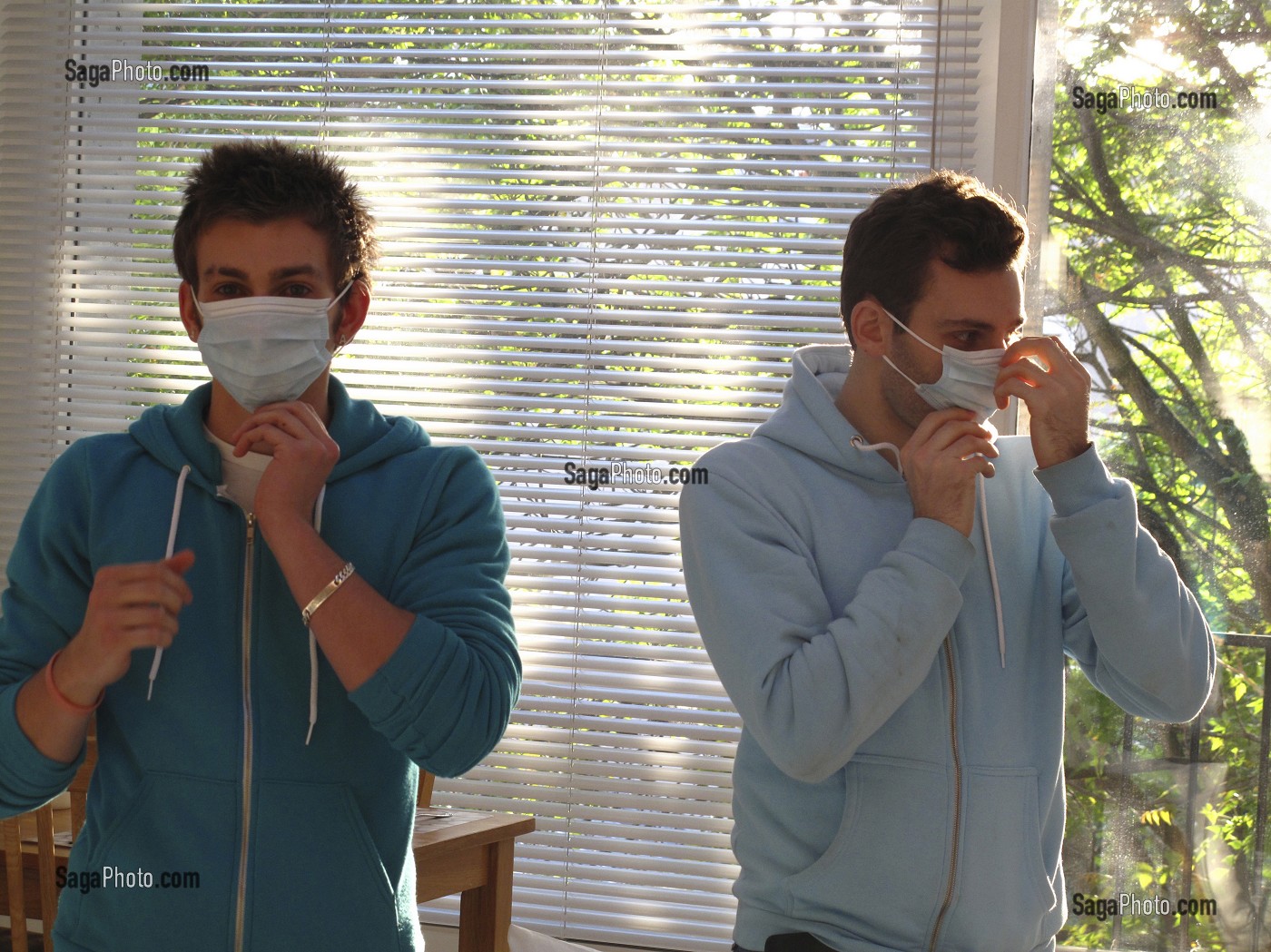 ADOLESCENTS AVEC UN MASQUE CHIRURGICAL, GESTES DE PREVENTION ET DE LUTTE CONTRE LE VIRUS H1N1 OU LA GRIPPE A 