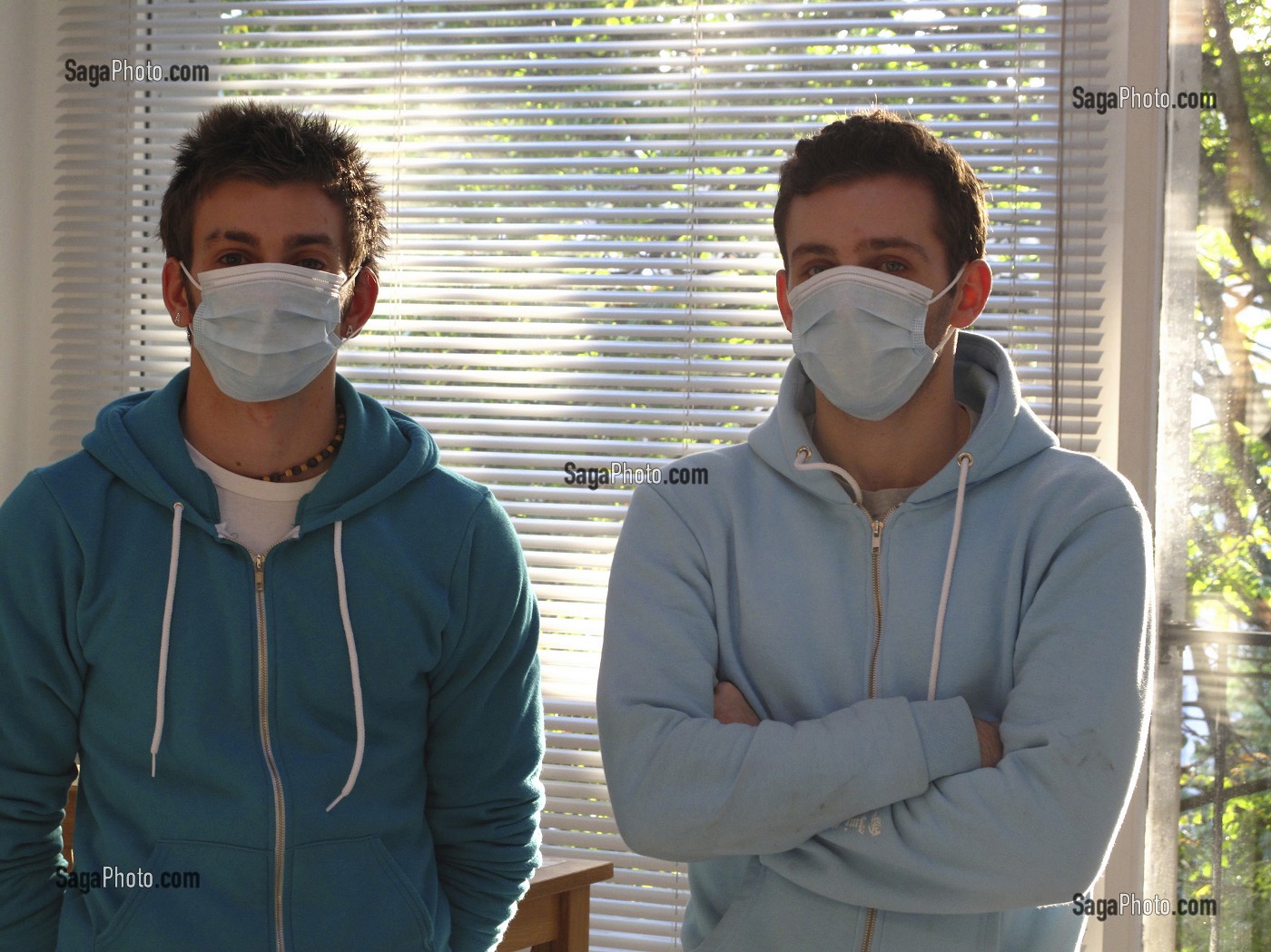 ADOLESCENTS AVEC UN MASQUE CHIRURGICAL, GESTES DE PREVENTION ET DE LUTTE CONTRE LE VIRUS H1N1 OU LA GRIPPE A 