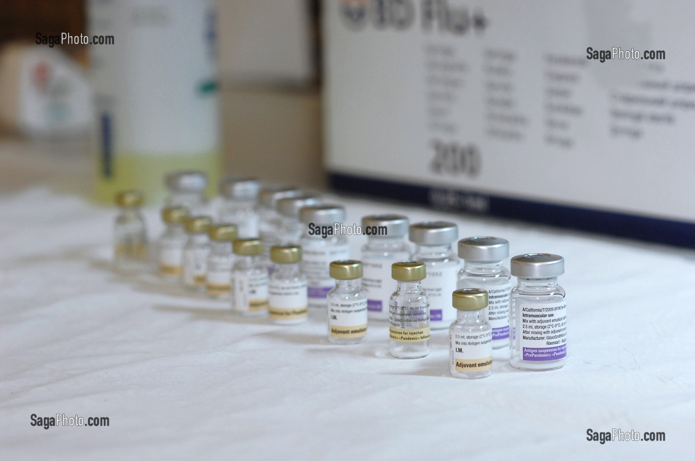 FLACONS D'EMULSION ET ADJUVANT, VACCINATION CONTRE LE VIRUS H1N1 OU LA GRIPPE A, CENTRE DE VACCINATION DU XVIIIEME ARRONDISSEMENT, PARIS, FRANCE 