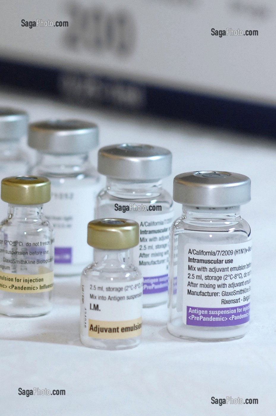 FLACONS D'EMULSION ET ADJUVANT, VACCINATION CONTRE LE VIRUS H1N1 OU LA GRIPPE A, CENTRE DE VACCINATION DU XVIIIEME ARRONDISSEMENT, PARIS, FRANCE 