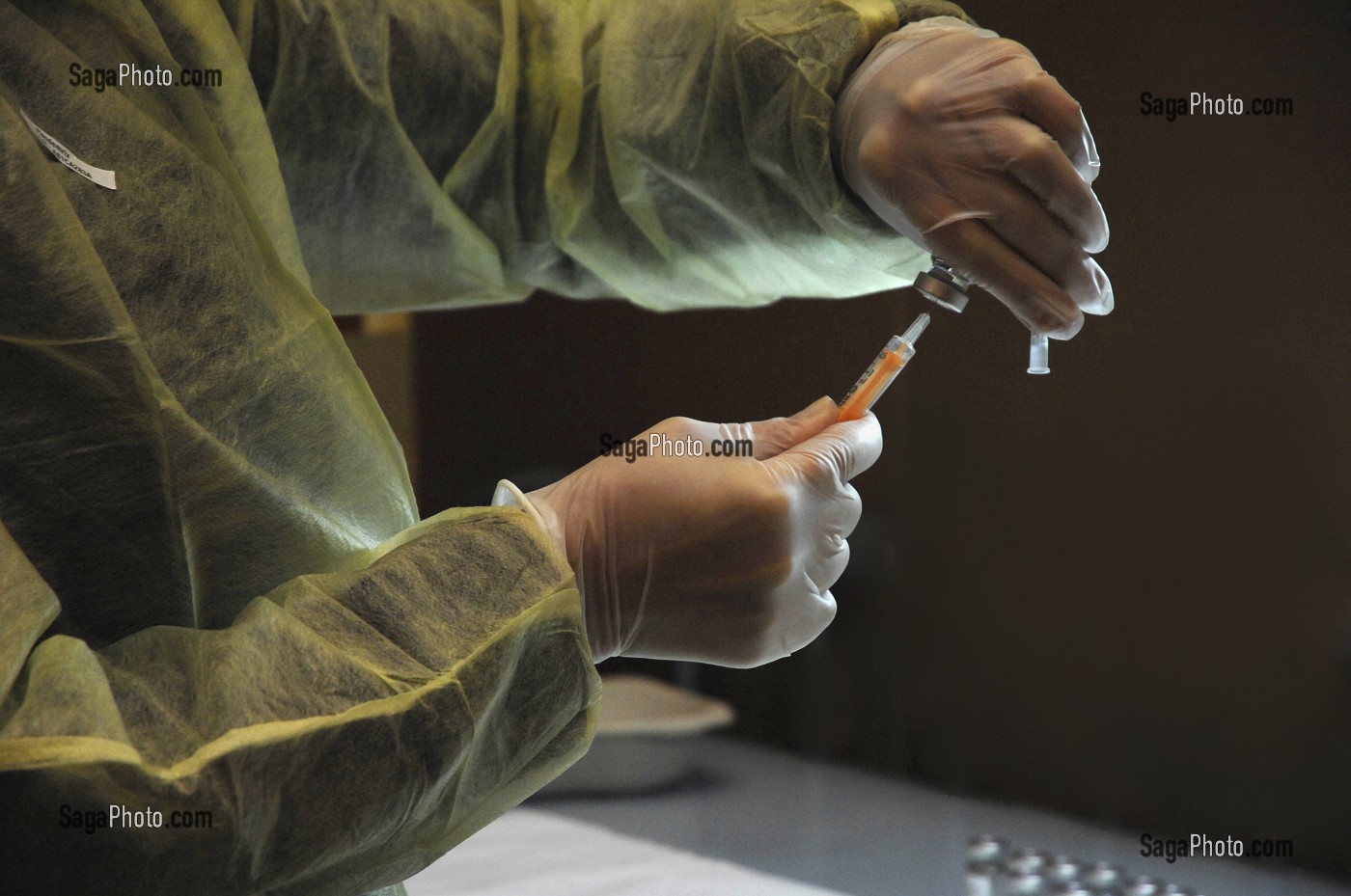 PREPARATION D'UN VACCIN, VACCINATION CONTRE LE VIRUS H1N1 OU LA GRIPPE A, CENTRE DE VACCINATION DU XVIIIEME ARRONDISSEMENT, PARIS, FRANCE 
