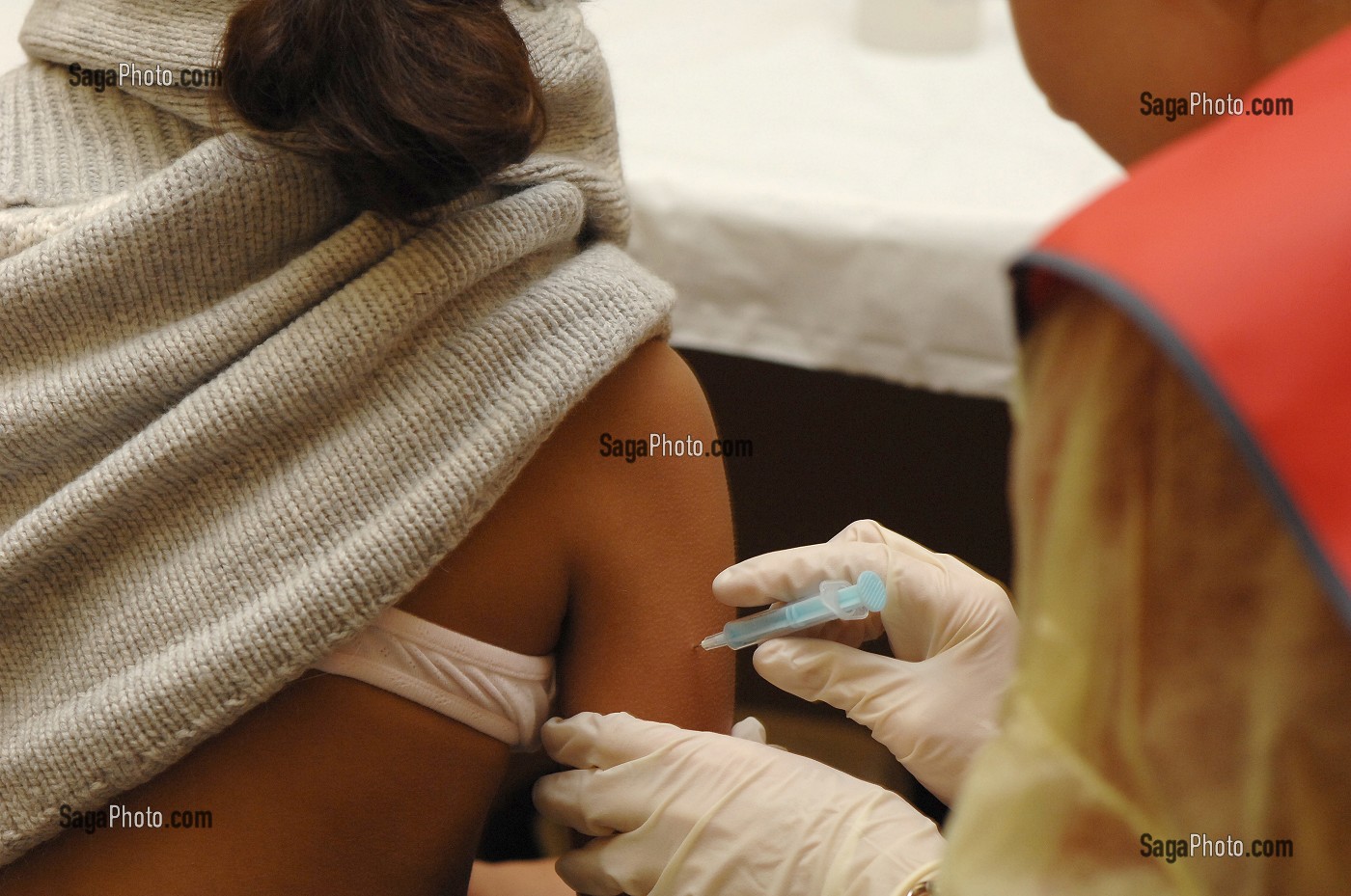 INFIRMIERE VACCINANT UNE ADOLESCENTE,  VACCINATION CONTRE LE VIRUS H1N1 OU LA GRIPPE A, CENTRE DE VACCINATION DU XVIIIEME ARRONDISSEMENT, PARIS, FRANCE 