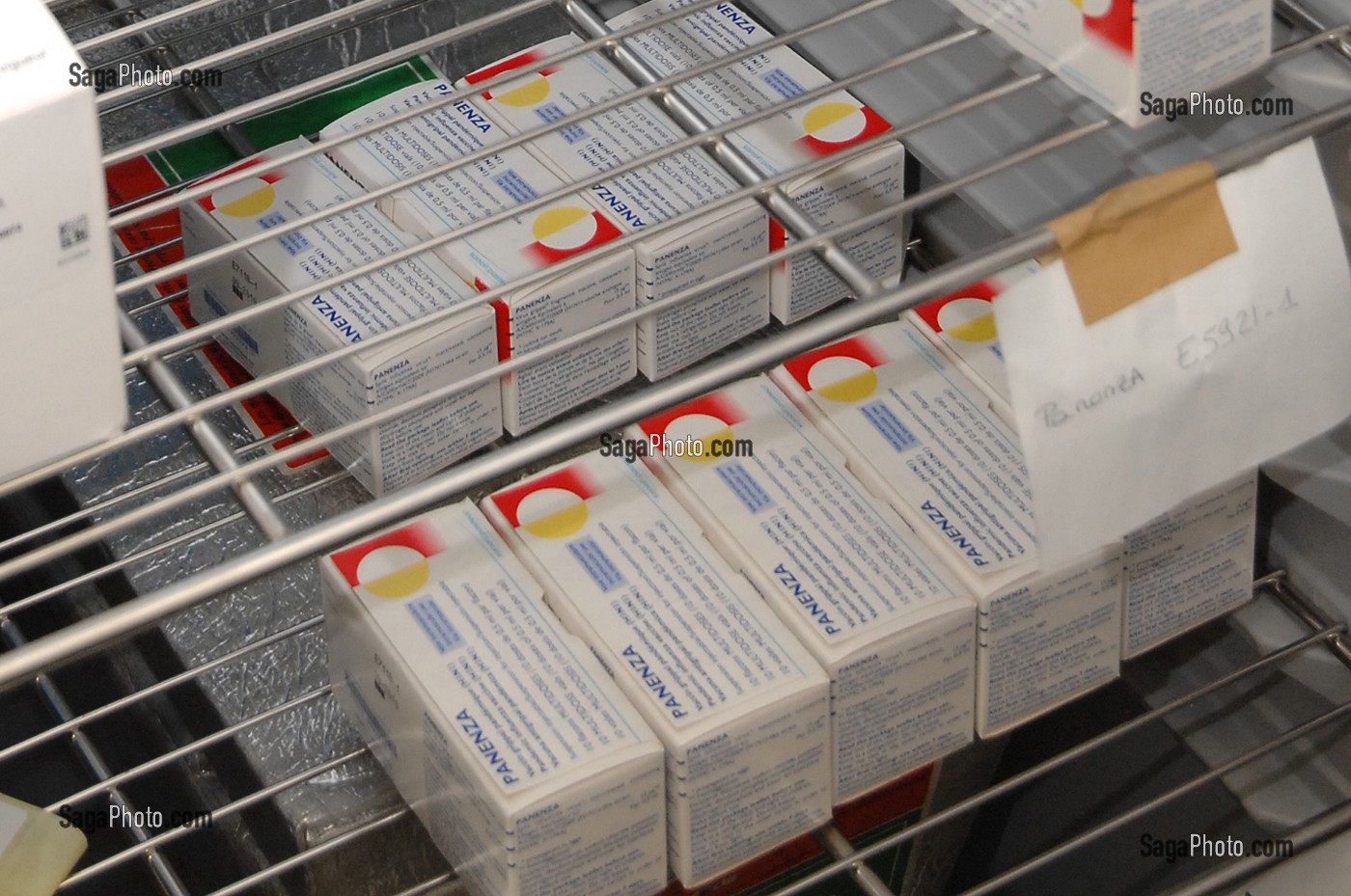 STOCK DE VACCINS CONSERVE DANS UN REFRIGERATEUR, VACCINATION CONTRE LE VIRUS H1N1 OU LA GRIPPE A, CENTRE DE VACCINATION DU XVIIIEME ARRONDISSEMENT, PARIS, FRANCE 