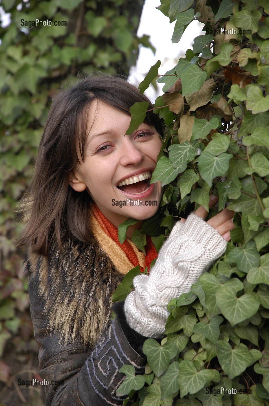 SYMBIOSE AVEC LA NATURE. JEUNE FEMME ENLACANT UN ARBRE 