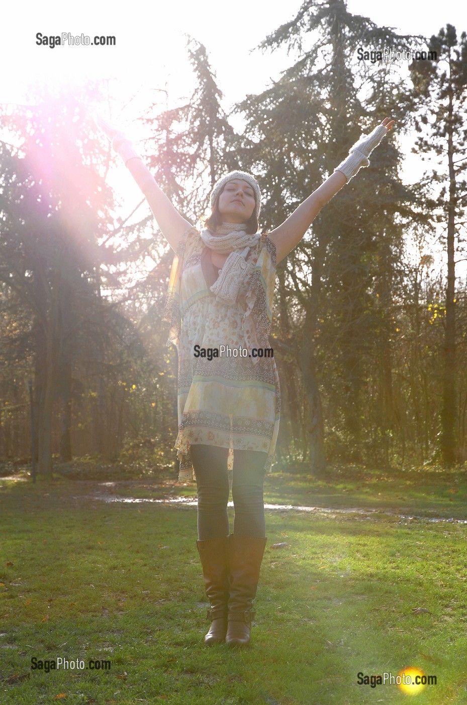 NATURE, SOURCE DE BIEN-ETRE. JEUNE FEMME SE RESSOURCANT EN FORET 