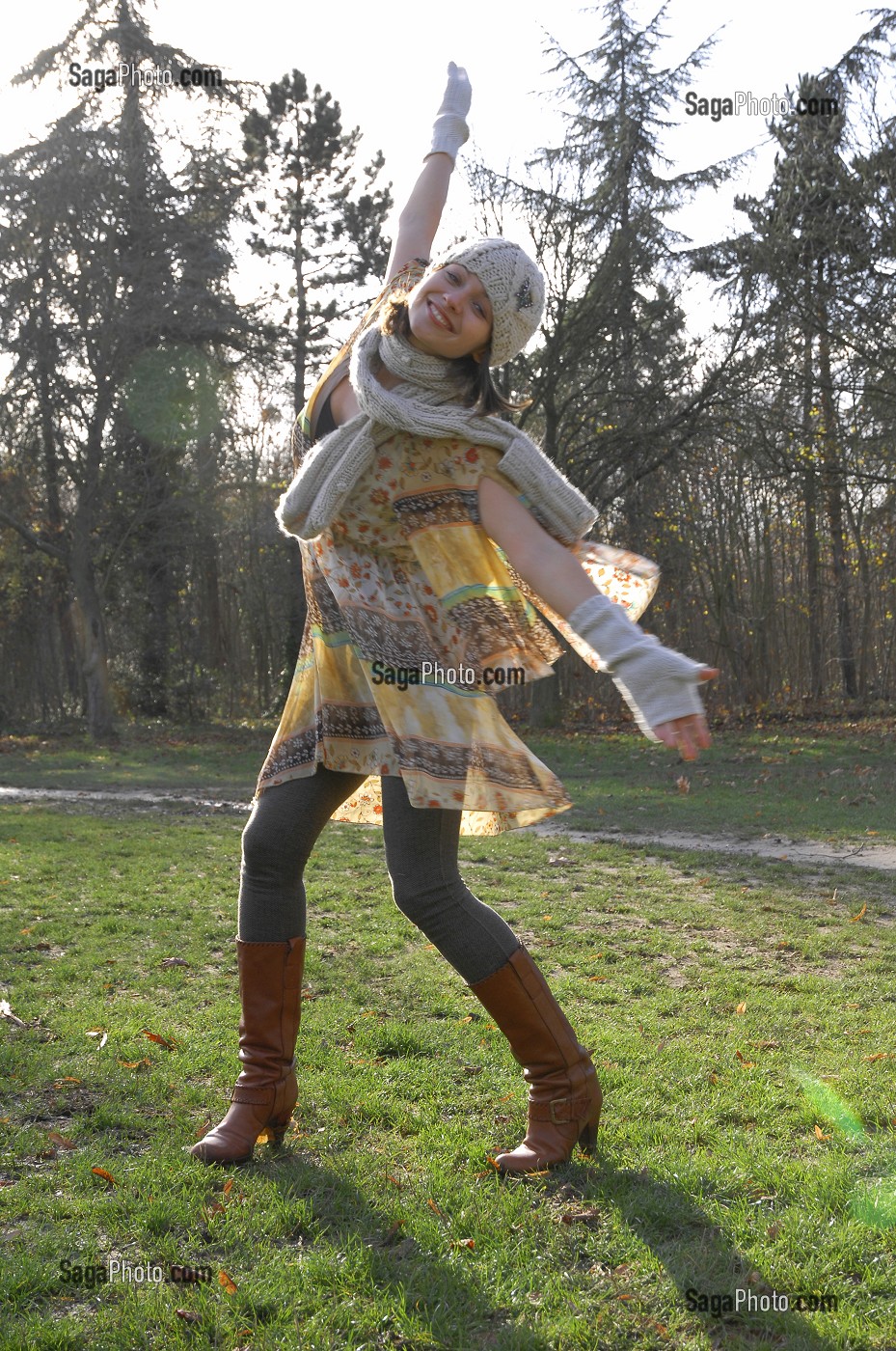 JOIE DE VIVRE ET ENERGIE POSITIVE EN AUTOMNE, SAISON MORNE. JEUNE FEMME DANSANT DANS UNE FORET 