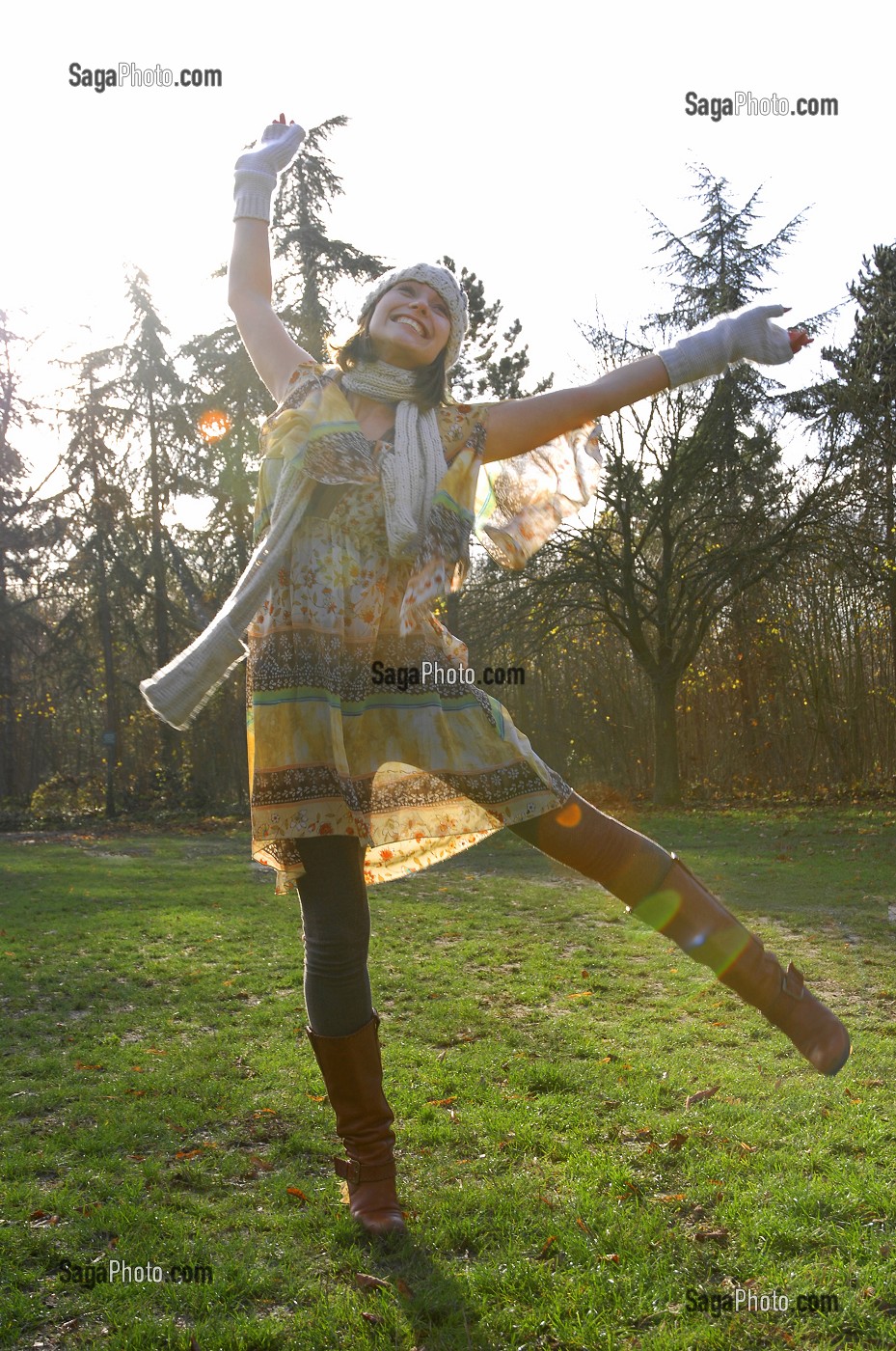 JOIE DE VIVRE ET ENERGIE POSITIVE EN AUTOMNE, SAISON MORNE. JEUNE FEMME DANSANT DANS UNE FORET 