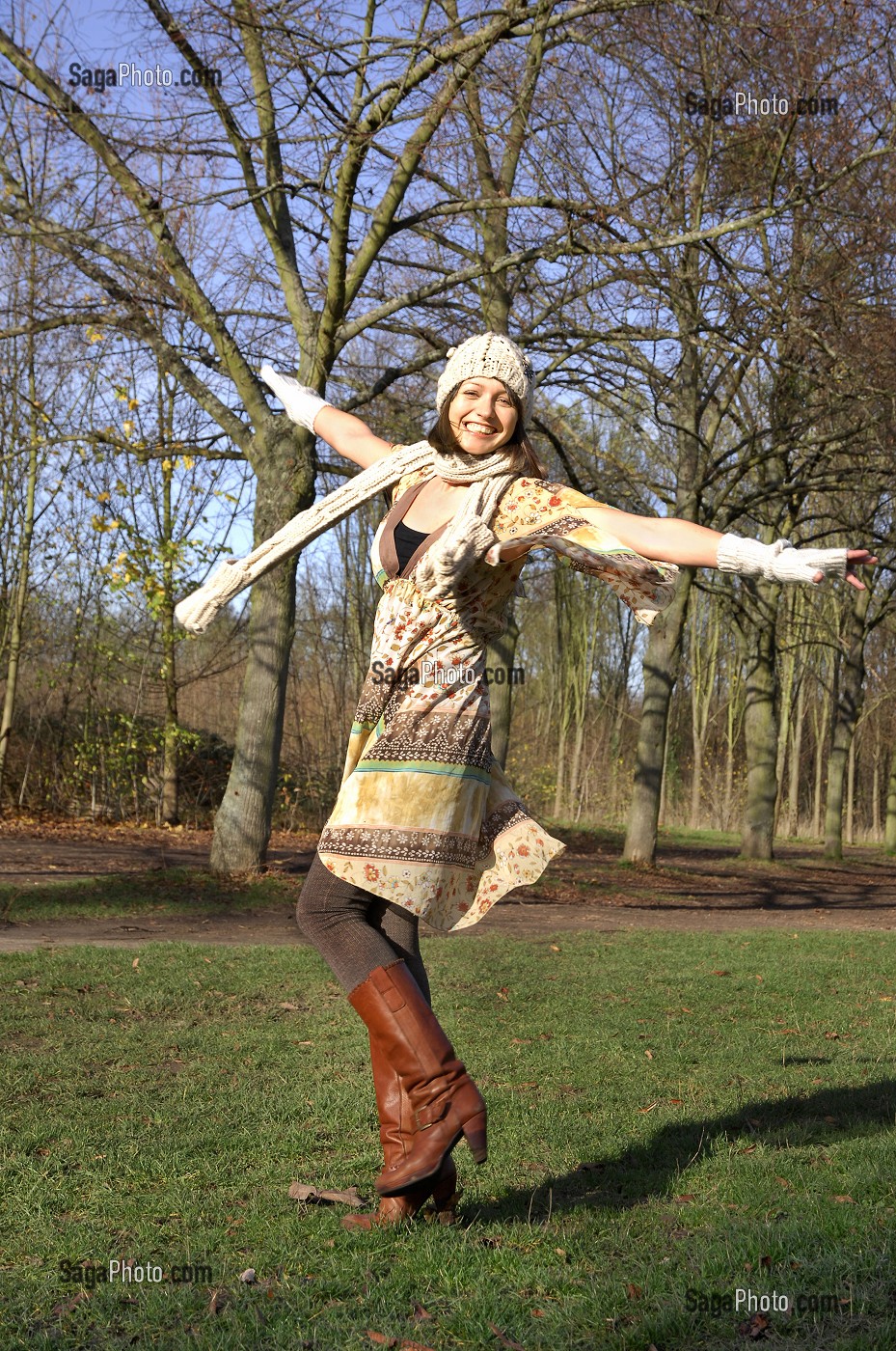 JOIE DE VIVRE ET ENERGIE POSITIVE EN AUTOMNE, SAISON MORNE. JEUNE FEMME DANSANT DANS UNE FORET 