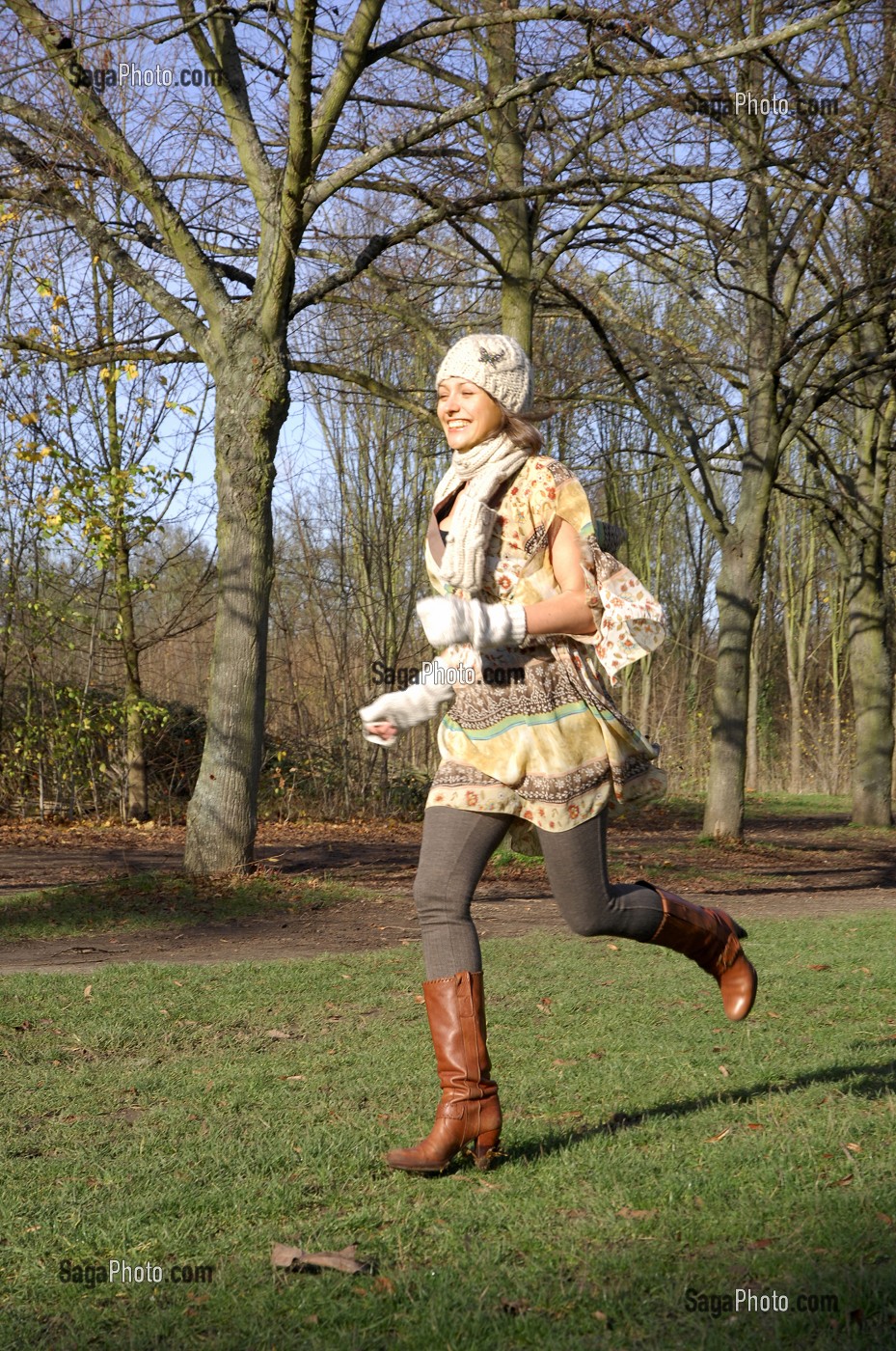JOIE DE VIVRE ET ENERGIE POSITIVE EN AUTOMNE, SAISON MORNE. JEUNE FEMME DANSANT DANS UNE FORET 