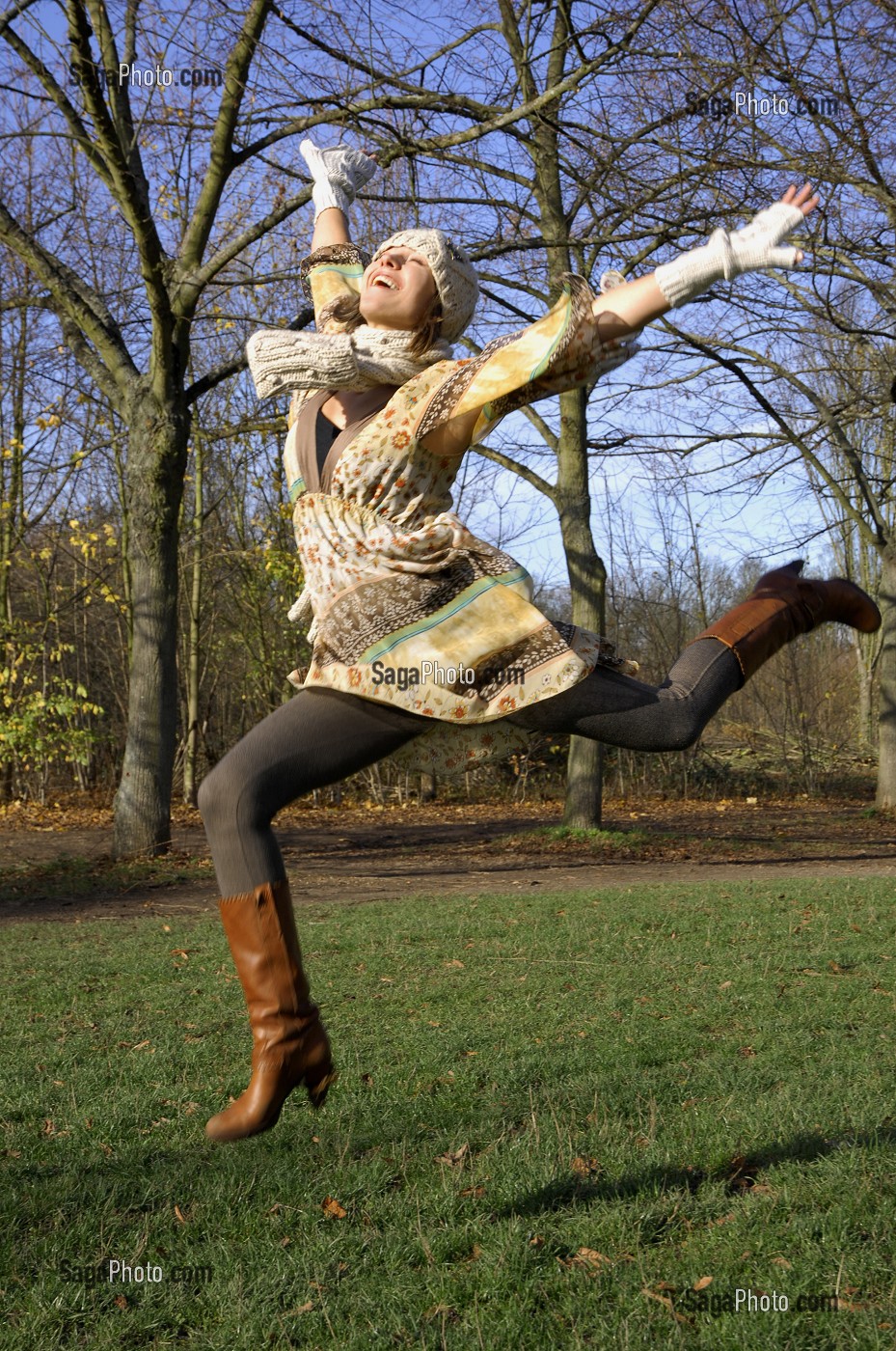JOIE DE VIVRE ET ENERGIE POSITIVE EN AUTOMNE, SAISON MORNE. JEUNE FEMME DANSANT DANS UNE FORET 